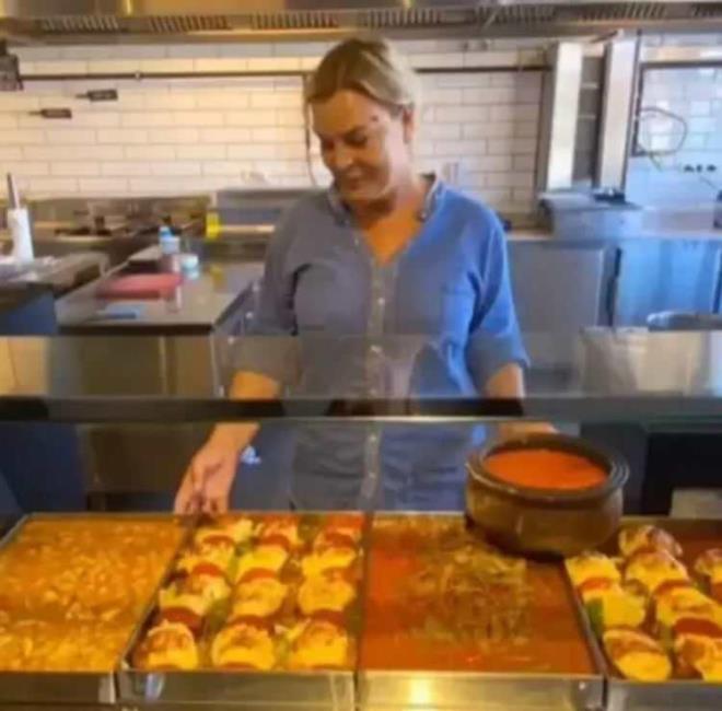 OYUNCULUU GERDE BIRAKTI    Bir dnem Moda evi ileten Turnagl?n stanbul Maslak?ta Atatrk Oto Sanayi Sitesi?nde ?Maslak Sofra? isimli bir lokanta ilettii renildi.