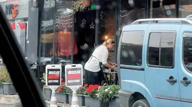 Ortaya kan fotoraflarda 80?li yllara gzelliiyle damga vuran Turnagl?n servisi elleriye yapt grld.