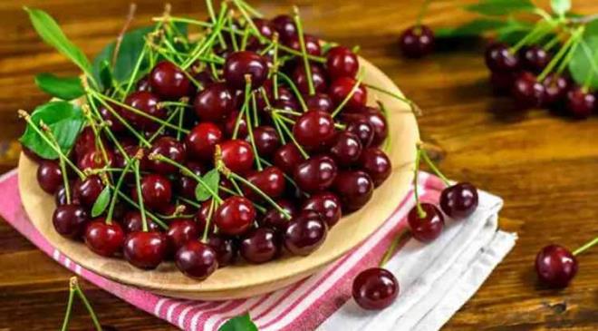 Gnein tm grkemini gzler nne serdii, neenin ve keyfin mevsimi olan yaz aylaryla birlikte leziz mi leziz meyveler hem hayatmza renk katyor hem de faydalaryla salmz koruyor. zellikle vcudu toksinlerden arndrmasyla nam salan vine, sala olan etkileriyle 7'den 70'e herkesin favorisi haline geliyor. te, vinenin saymakla bitmeyen faydalar...