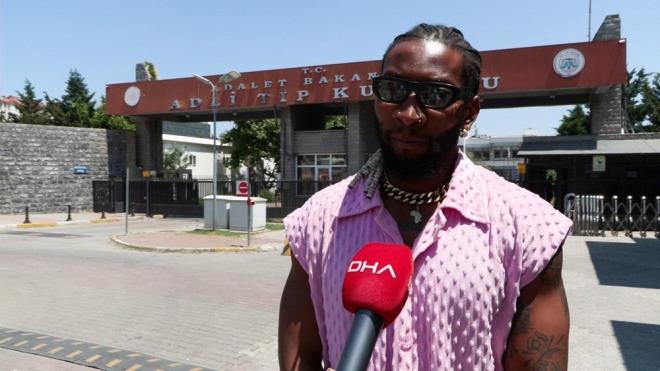 "TRKYE'DE SALIK SSTEMLER Y OLDUU N BURAYA GELDK"    Sueia, "Benim avukatlarm konuyu takip ediyorlar, uan sadece otopsi sonucunun kmasn bekliyoruz. Otopsi bitene kadar detay veremem ama ben adalet istiyorum. Bir insann cann bu kadar kolay kaybetmemesi gerekiyor. Trkiye'de salk sistemleri iyi olduu iin buraya geldik. Bundan sonra Trkiye'ye geleceimiz zaman korkacak myz? Sadece kendimiz iin deil, buraya ayn ameliyatlar iin gelenler iin adalet istiyoruz. Salk Bakanl'ndan, Adalet Bakanl'ndan ve bykeliliklerden yardm istiyorum. Eimin hayatn ok ucuz ekilde aldlar. Adalet istiyorum" dedi.