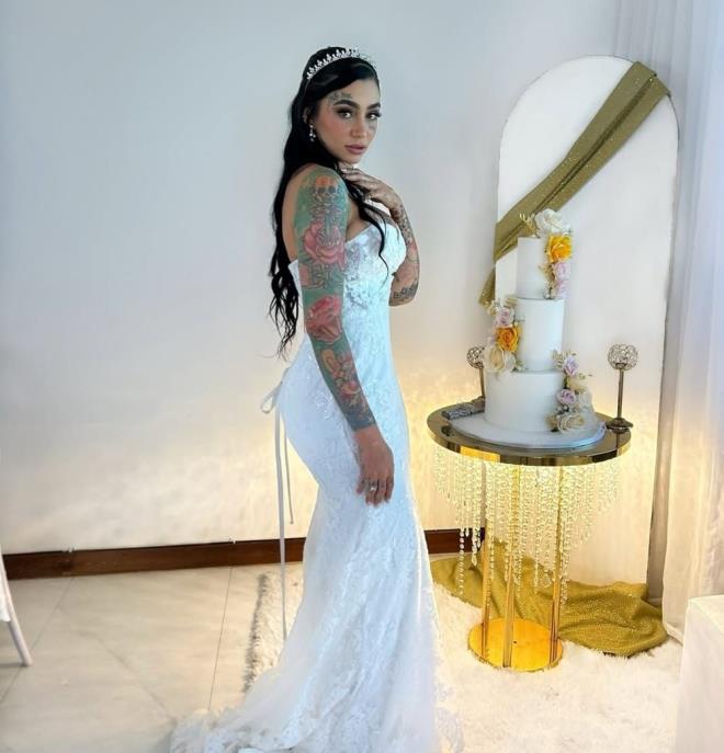 HASTANEDEN AIKLAMA    Hastaneden yaplan aklamada "Ana Barbara Buhr Buldrni isimli hasta, di hekim hastas olarak hastanemize ynlendirilmi, operasyon ncesi tm yasal ve tbbi bilgilendirmeler kendisine detaylca yaplm ve gerekli onamlar alnmtr. Operasyon, di hekim tarafndan, hastanemizin salad standartlara uygun ameliyathane koullarnda gereklemitir. Uyanma srasnda hastamzda ani ve beklenmeyen bir komplikasyon gelimi ve ventrikler fibrilasyon nedeniyle arrest yaam, ekstbe edilmeden 1 saat 30 dakika ameliyathane koullarnda uzman anestezi ekibimiz tarafndan ressitasyon yaplmtr. Yaplan tm mdahalelere karn hasta geri dndrlememitir" ifadeleri yer ald.