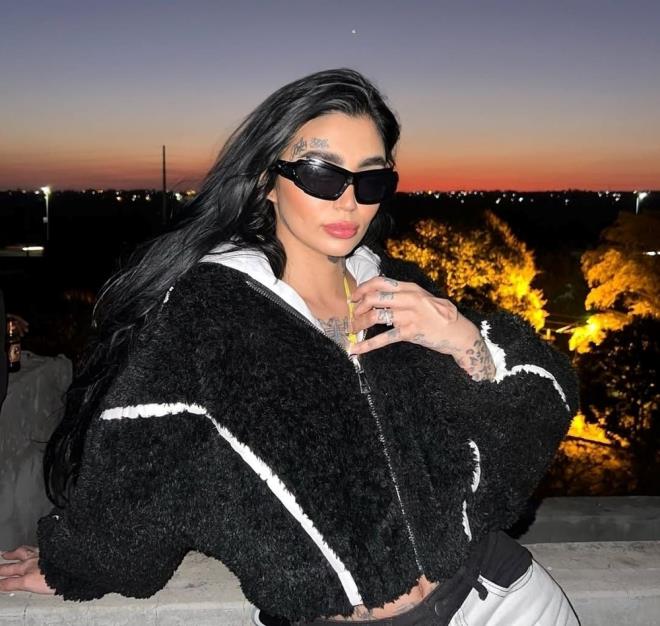 Mozambikli sanat Elgar Sueia (DeHermes) ve 796 bin takipili sosyal medya fenomeni ei Ana Barbara Buhr Buldrini, hem reklam anlamas yapmak hem de tatil iin stanbul?a geldi.    Ana Barbara Buhr Buldrini, 15 Haziran'da estetik operasyon iin Tuzla?da bulunan zel bir hastaneye gitti. ddiaya gre, hastanede gen kadna liposuction (ya aldrma) operasyonunu cretsiz uygulanacak, karlnda ise sosyal medyada tantm yaplacakt.    Ancak ameliyat srasnda yaanan komplikasyon sonucu gen kadn hayatn kaybetti.