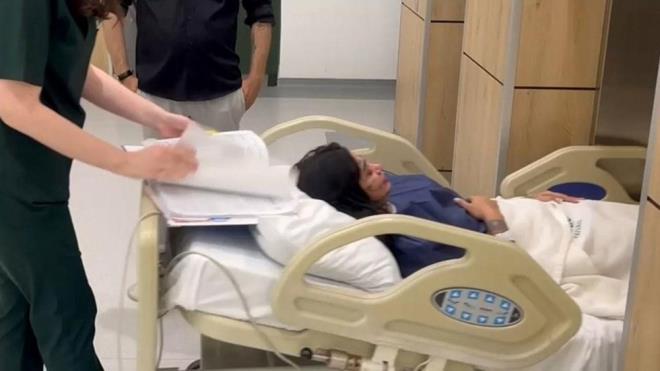 "TANITIM KARILIINDA EME YA ALDIRMA AMELYATI YAPACAKLARDI"    Ei Ana Barbara Buhr Buldrini'nn cenazesini Asli Tp Kurumu'ndan almak iin bekleyen Elgar Sueia, "Biz yaklak 1 aydr evliyiz. Trkiye'ye bir klinik ile i birlii iin geldik. Klinik ile eim irtibattayd, ben sadece ona elik etmek iin geldim. Bizim araclmzla kliniklerini tantp, bizim lkelerimizde reklam yapacaklard. stanbul'a geldiimizden beri klinik iin ekimler yaptk. Tantm yapmamz karlnda eime ya aldrma ameliyat yapacaklard. Sabah erken saatlerde ameliyata aldlar. Geldiimiz durum ite bu" dedi.