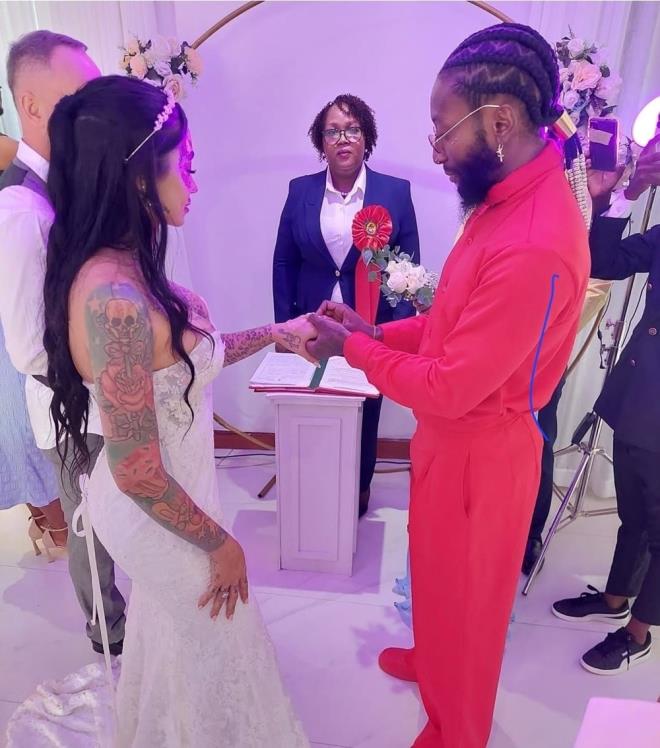 stanbul l Salk Mdr Abdullah Emre Gner, sosyal medya fenomeni Ana Barbara Buhr Buldrini'nin estetik operasyonunun ardndan hayatn kaybetmesine ilikin adli sre balatldn, kesin lm nedeninin yaplacak otopsi sonucunda netlik kazanacan bildirdi.    Gner, u ifadeleri kulland:    "Olayla ilgili adli sre balatlm olup, kesin lm nedeni yaplacak otopsi sonucunda netlik kazanacaktr. Bakanlmzn tbbi srece ilikin incelemesi titizlikle srdrlmektedir. Ayrca Mdrlmzn resen talimatyla, sz konusu hastanenin ameliyathane ve youn bakm birimleriyle ilgili hekimin muayenehanesinde olaan d denetim gerekletirilmitir. Denetim sreci devam etmekte olup, olayn tm ynleriyle aydnlatlmas iin almalar hassasiyetle yrtlmektedir."