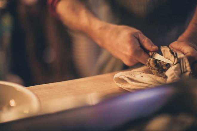 Instagram?da paylat ve yarm milyondan fazla grntlenen videosunda Dr. Nwoha; limon ve misket limonu dilimleri, deniz rnleri, buz kpleri ve az pimi etin, hijyen eksiklii nedeniyle ciddi salk riskleri tadn syledi.    Nwoha?ya gre, restoranlarda ieceklerin iine eklenen narenciye dilimleri genellikle hijyenik olmayan koullarda hazrlanyor. ?Bu meyveler bazen yere dp tekmeleniyor, pe atlp sonra yeniden kullanlyor,? diyen doktor, buz makinelerinin de ounlukla yeterince temizlenmediini vurgulad.    Bakterilerin donma srasnda bile hayatta kalabileceine dikkat eken uzman, ellerini ykamayan personelin buzlara temas etmesiyle kontaminasyon riskinin arttn belirtti.