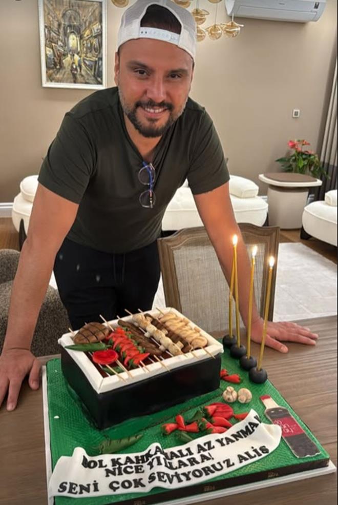 Varol, Alian'n doum gn pastasn paylamay ihmal etmedi. Pastadaki detaylar ise dikkatlerden kamad.