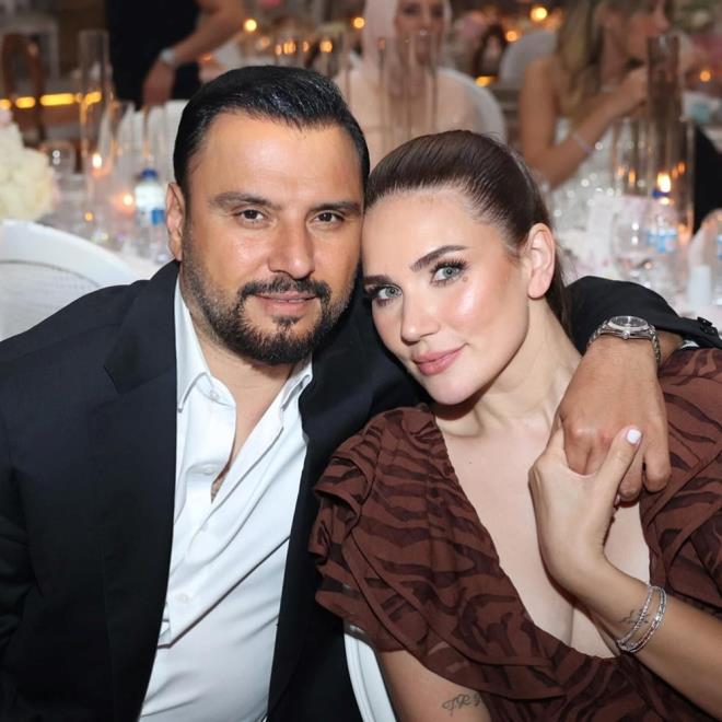 Alian'n ei Buse Varol ise "Canm kocacm, yol arkadam iyi ki dodun. ocuklarmzla kutlayacamz salkl yalarn olsun. Kalbindeki merhameti, sevgiyi hak edecek insanlarla, dostlarla beraber olman diliyorum yeni yanda. Seni ok seviyorum, fazla sze gerek yok, iyi ki sen." notuyla romantik bir paylamda bulundu.