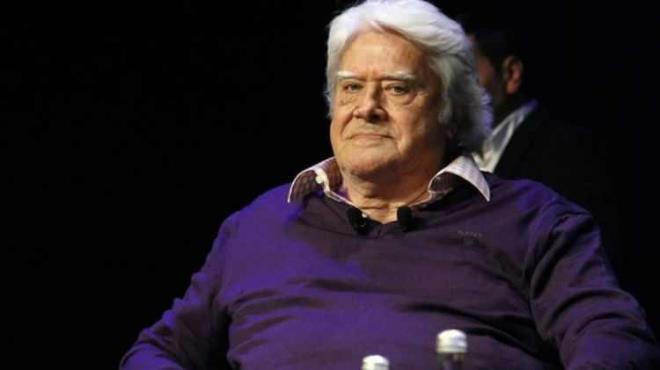 "KARDELERM ALIKTAN SEFALETTEN LD"    Yaamnn ilk yllarnda ok zorluklar eken ve yoksullukla snandn dile getiren Arkn, yle konumutu:    "Alktan nefesimiz bile koktu. ok ektik. Kardelerim alktan, sefaletten ld. Benim yaamam mucize. Aslan gibi gazi bir babam vard.