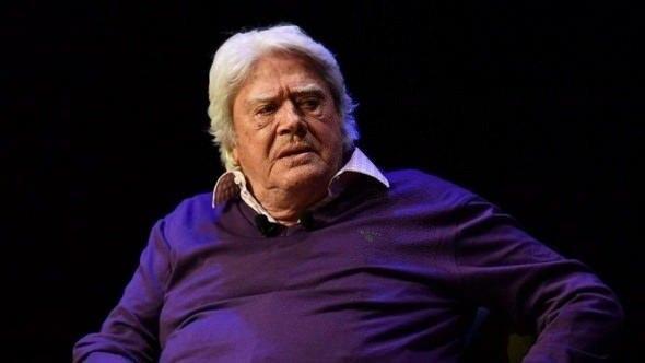 O yan roldeki gzel oyuncular, dostlarm; hepsi sersefil ldler. Parasz ama gururlu gtler. Gidenlere de kzyorum. 'Yahu niye brakyorsunuz beni?' diyorum."