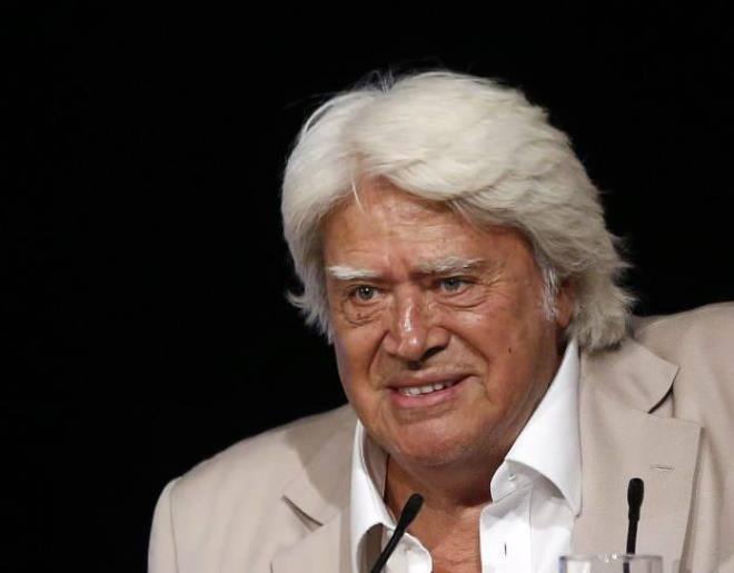 "OK EY YAADIM BU HAYATTA"    yle ki "Benim Kahramanm Trk Halkdr" isimli bir kitap kaleme alan usta sanat, hayatnn bilinmeyenlerini de ilk kez sevenleriyle bu ekilde paylamay tercih etmiti.    "yle ok ey yaadm ki hayatta; hepsini olmasa da bir ksmn anlataym, sadece bana kalmasn dedim. Halkma bir ey brakmak istedim. Sz uar, yaz kalr. Benim kahramanm Trk halkdr." diyerek yaamn anlatan Arkn'n kitabndaki bir detay yllar sonra dikkat ekti.