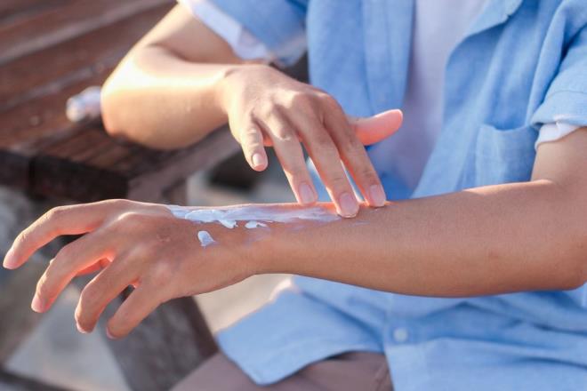 Cilt kanseri alannda uzmanlam plastik cerrah Miss Parneet Gill, ben takibinin hayati nem tadn ifade ediyor. Gill, korunmasz ekilde sadece 10-15 dakika gnee maruz kalmann bile uzun vadede UV hasarna yol aabileceinin altn iziyor.