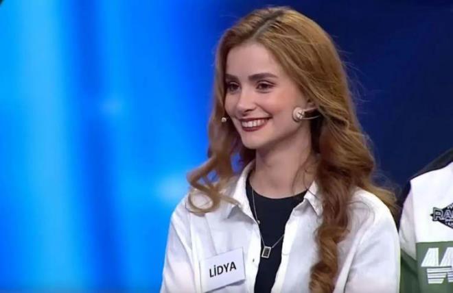 TELEVZYON PROGRAMINA KATILMITI    nl sunucunun uzun yllar kameralardan uzak tuttuu ve grnt paylam yapmad kz, getiimiz gnlerde bir televizyon programnda ortaya kmt.