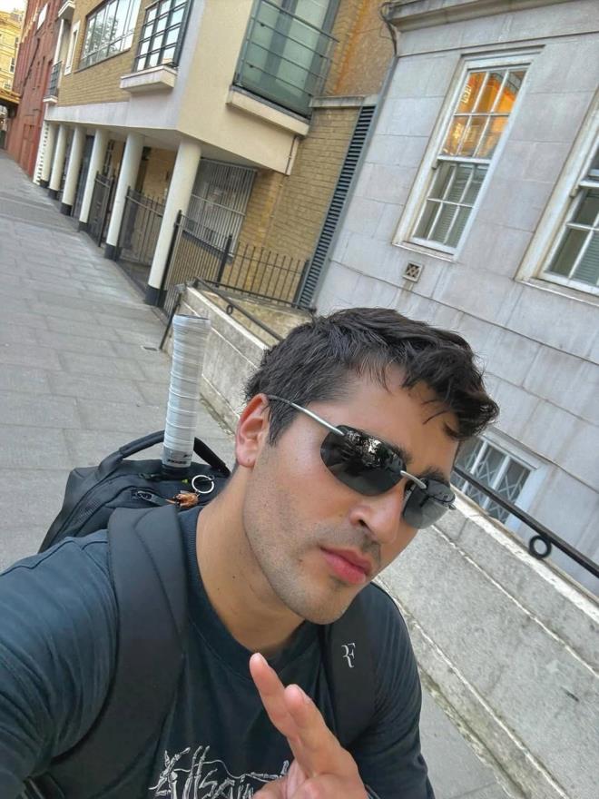 ngiltere'de yorgunluk atan Mert Ramazan Demir, tatil pozlarn takipileriyle paylat.