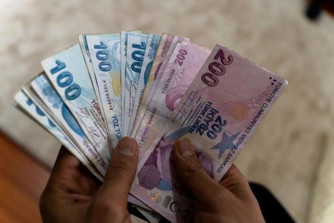 ASGAR CRETE TEMMUZ'DA ZAM VAR MI?    2025 Ocak ay itibaryla brt 26.005,50 TL, net ise 22.104,67 TL denen asgari cret iin birok kesimin zam bekleyii son bulmu deil.    Son olarak 2023'te ara zam gndeme gelmiti. Bu sene ise konuya dair alma ve Sosyal Gvenlik Bakan Vedat Ikhan, kesin bir aklamada bulunmad. Ancak Ikhan, "Vatandalarmzn satn alma gcn hkmet olarak korumak zorundayz. Enflasyonda dn baladn greceiz. Makro ekonomik veriler de bunu gsteriyor. Ancak olur ya bir aksilik olursa Temmuz aynda da tekrar asgari cret art gndeme gelebilir. Ancak ticaretimizi, ihracatmz arttrmak amacyla asgari creti bir yl sreyle belirledik. hracatdan bu yzden alk aldk. veren de geleceini grmek zorunda." szlerine yer vermiti.