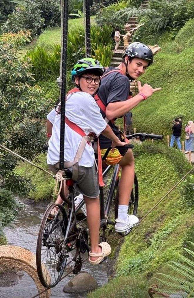 Annesi ve oullaryla tatil iin Bali'yi tercih eden kel, Bali paylamlaryla adndan sz ettirdi.