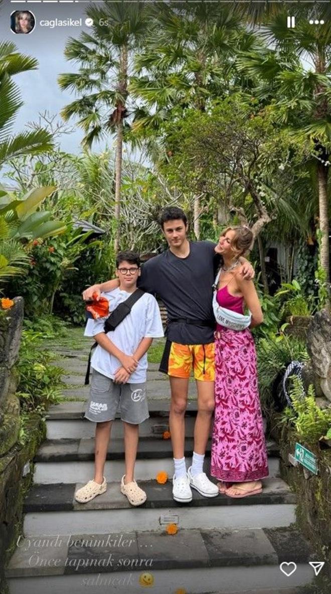 kel, oullar Kuzey ve Uzay ile poz vermeyi ihmal etmedi.    kel getiimiz yl da Bali'ye gitmiti. kel yapt paylamda "Eminim Bali bir cennettir. Henz varmadm ama grmeme gerek kalmadan, ailemin olduu her yer bana zaten cennet." ifadelerine yer vermiti.