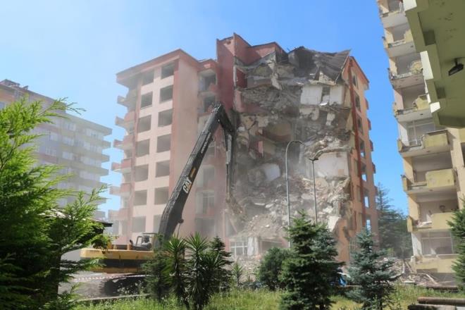 Rize'de 12 Aralk 2024 gn denizdeki dalgalarn sahildeki bendi ap binalara ulamas sonucu Kordon Apartman ile Birlik Apartman'nda haar olutu.    Dalgalarn iddetinden dolay sallanan binalardaki evler gece saatlerinde Afet ve Acil Durum Ynetimi (AFAD) Rize l Mdrl ekiplerince boaltlmt.