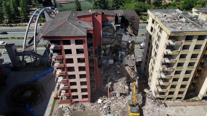 ki apartmanda da bugn itibariyle ykm ilemi balatld.     makinesi yardm ile st kattan balayarak kolonlar kesilen binada kontroll ykm balad.