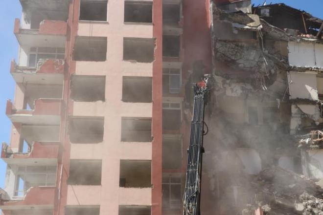 Ardndan yaplan incelemelerde Kordon Apartman'n iin oturulmaz karar verilmi, bina sakinleri ykm ilemleri iin harekete gemiti.    Kordon Apartman'nn bitiiinde bulunan Birlik Apartman sakinleri de ayn karar alarak binalarnn yklmas ve mteahhit firma aracl ile yenisinin yaplmas iin grme balatt.