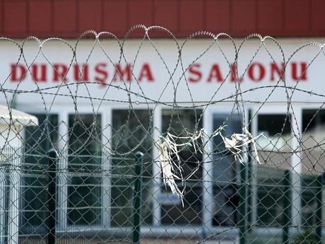 Mahkeme ayrca, duruma salonundaki 6 tutuksuz sann tutuklanmasna, 69 sank hakknda da yakalama emri karlmasna karar verdi. Beraat eden 34 kiiden biri albay dierleri ise astsubay.