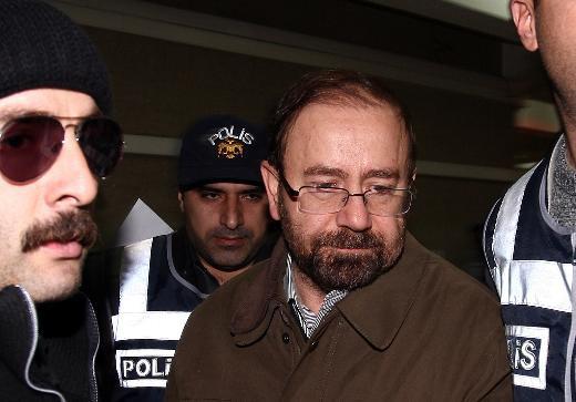 <p><b>LEVENT ERSZ</b></p>  Balyoz davasnda ilk karar, ifade veremedii iin emekli Tugeneral Levent Ersz'n dosyasnn ayrlmas oldu.