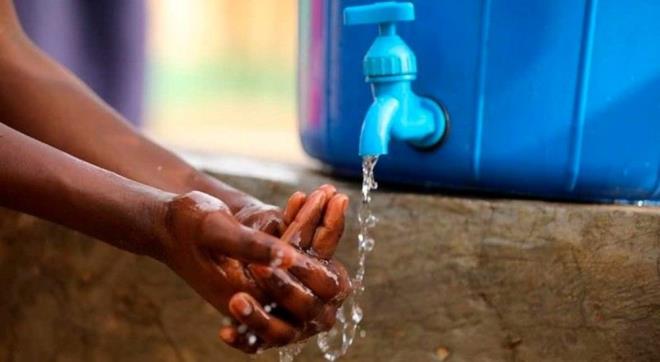 YZNZ DEL, ELLERNZ SOUTUN    Scak havalarda klima altnda oturmak ferahlatc hissettirse de bu yntem vcut ssn drmede etkili deil. Profesr Tipton?a gre eller, yksek yzey alan ve youn kan ak sayesinde sy vcuttan uzaklatrmada ok daha baarl. 15-20 dakika boyunca ellerinizi souk suya sokmak, serinlemek iin en etkili yntemlerden biri.