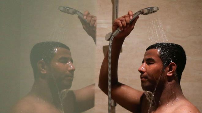 ILIK DU TERCH EDN    Buz gibi bir du cazip gelse de, tm vcudu ani ekilde souk suya maruz brakmak damarlarn bzmesine ve s kaybnn yavalamasna neden oluyor. Tipton, ?Cildinize kan akn artrmak ve sy dar atmak istiyorsanz, lk bir du en iyisi" uyarsnda bulunuyor. Su ne ok scak ne de buz gibi olmal, ancak cilt akn destekleyecek kadar lk olmal.