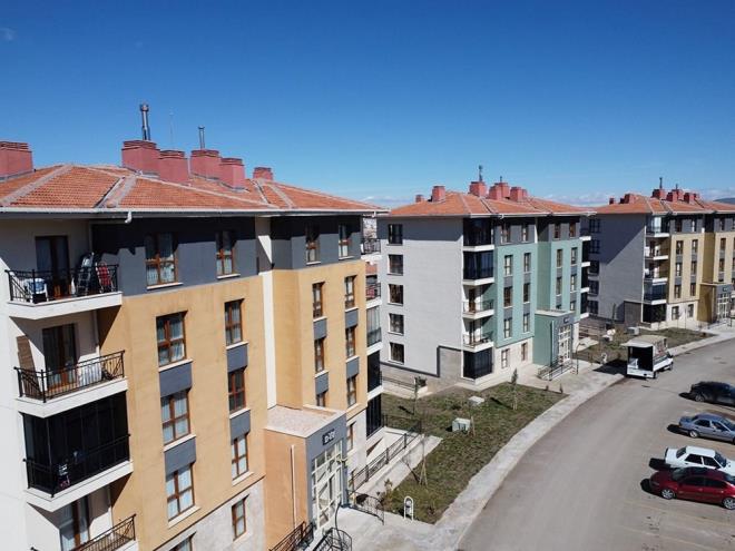 BAKAN KURUM'DAN AIKLAMA    evre, ehircilik ve klim Deiiklii Bakan Murat Kurum'un aklamas u ekilde;    "Deprem blgesiyle birlikte inallah bu yl sonu tm Trkiye'de yeniden sosyal konutla ilgili byk bir kampanya yapacaz. Detaylarn Sayn Cumhurbakanmz milletimizle paylaacak.    Yeni sosyal konut kampanyalaryla evi olmayan vatandalarmzn ev sahibi olabilmesine imkan salayacaz. Bunu Sayn Cumhurbakanmz mjdelediler. Yl sonunda 81 ili kapsayan inallah bugne kadar yaplm en byk kampanyay, vatandamza 81 ilde yapyor olacaz. Bununla ilgili almalarmz yrtyoruz. Evi olmayan genlerimiz, emeklilerimiz ev sahibi olabilecekler. 19-20 yanda kuradan ev sahibi olan genleri sokakta gryorum, ne gzel. Kontenjanlar ayracaz, vatandalarmza bu imkanlar sunacaz."