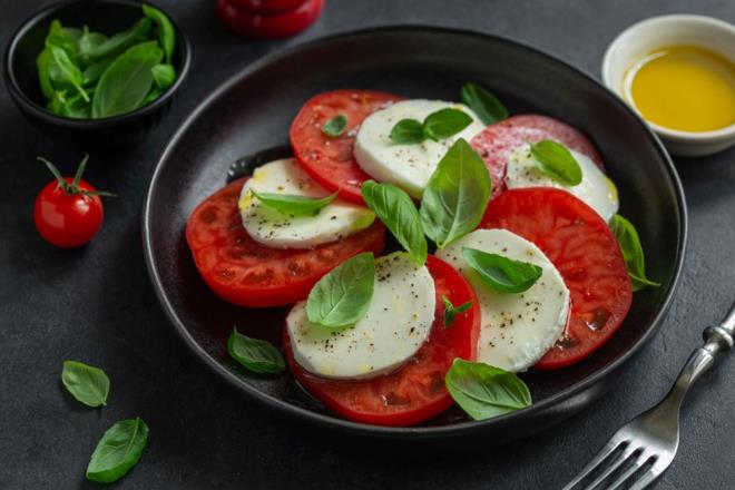 Mayo Clinic verilerine gre; cheddar, stilton ve brie gibi olgunlatrlm peynirler yksek tiramin ierirken; mozzarella taze ve pastrize stten yapld iin daha dk seviyelere sahip. Bu durum, mozzarella?nn neden en az kbusu tetiklediini de aklyor.