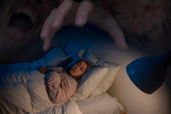 Beslenme uzman Amie Alexander, peynirin ieriinde bulunan doymu ya ve proteinlerin sindiriminin uzun srdn, bunun da vcut scakln artrarak derin uykuyu engelleyebileceini syledi.    Uzman isim, peynirin ierdii triptofann, uykuyu dzenleyen serotonin ve melatonin hormonlarnn retimini tetiklediini belirtti. Bu durum, zellikle REM uykusunda daha canl ryalarn grlmesine neden olabiliyor.