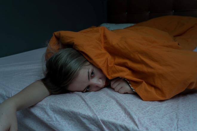 ngiltere merkezli bir yatak firmas tarafndan yrtlen almada, peynir ve uyku arasndaki iliki gzlemlendi. Aratrmaya katlan 30 gnll, drt gece boyunca yatmadan nce ngiltere?de yaygn olarak tketilen drt farkl peyniri (brie, cheddar, stilton ve mozzarella) tketti.    Katlmclarn kabus temalarnda genellikle aldatlmak, eski sevgiliyle karlamak, doum gnnn unutulmas ve arkadalarn saldrya uramas gibi olumsuz detaylar yer ald.