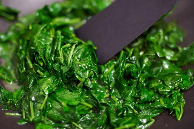 Bir fincan pimi spanakta 800 mcg?nin zerinde, brokolide ise yaklak 220-250 mcg potasyum bulunuyor. Bu deerler, yetikin bir bireyin gnlk K1 vitamini ihtiyacn karlamak iin yeterli.