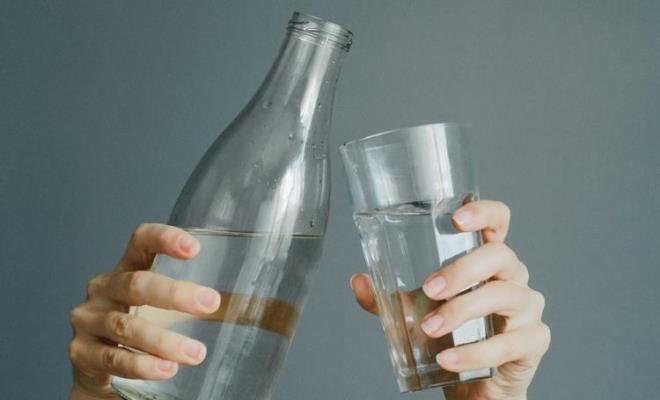 "YAZ MEVSMNDE 3 LTRE SU TKETLMELDR"   Diyetisyen Tayi, yaz dneminde bol miktarda da su iilmesini nererek, "Vcudumuzdaki sv kayb; ter, solunum, dk ve idrar ile olur. Yani scak havada nefes alp vermek bile sv kaybna sebeptir. Terlediinizi grmeniz art deil. Kadnlarn gnde ortalama 2 litre, erkeklerin ise 2.5 litre suya ihtiyac vardr. Ancak egzersiz yapldnda, bu miktara her yarm saat iin 1-2 bardak daha eklenmelidir. Maksimum su ihtiyac 3 litredir, denilebilir. Susamay beklemeden su tketin, mutlaka dzenli iin. Ama su tketmek zor geliyorsa, suyun iine bir-iki damla meyve suyu veya taze meyve paralar, nane ve limon ekleyerek de iebilirsiniz" eklinde konutu.