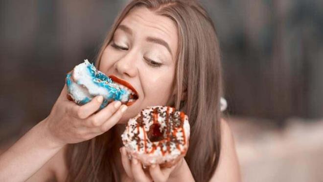 Tayi, havalarn snmas ile ncelikle uyuma saatlerimizde aksamalar olabileceini belirterek, "Bu dzende ge kahvalt yaptnzda len yemeinin yerini alyor. Bununla birlikte kilo kontrolne de dikkat etmeye alyorsak leden sonrada kk bile olsa bir ara n alnmas akam yemeini fazla yemenizi engellemi olur. Mmknse akam yemeklerinizi daha erken saatlere almanz sizler iin avantaj salayacaktr. Uzun yaz akamlarnda gece yemelerine dikkat etmek gerekir" dedi.