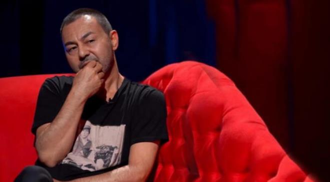 Son yllarn en ok konuulan isimlerinden biri haline gelen nl arkc Serdar Orta, nceki akam Kbrs Girne'deki bir otelde sahne ald. Sahne ncesi basn mensuplarnn sorularn yantlayan nl arkc, "Hayatnz film olsa kimin oynamasn isterdiniz?" sorusuna dikkat eken bir yant verdi.