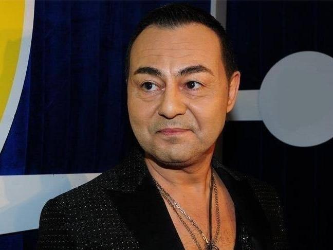 Uzun yllardr mcadele ettii Multipl Skleroz (MS) hastal ve zel hayatndaki sorunlar nedeniyle zor zamanlar geiren nl arkc Serdar Orta, bir sredir konserlerinde tek bana yrmekte zorluk yayordu.