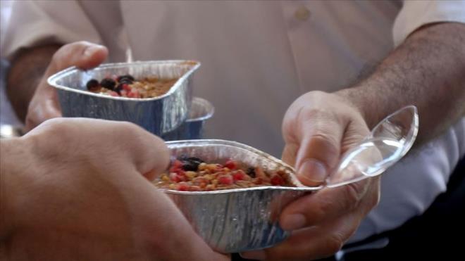 Aure, sadece bir tatl deil; birlikte olmann, paylamann ve hogrnn bir yansmas. Hazrlanan aureler komulara, dostlara datlrken, manevi duygular da pekiiyor. Bu yl da binlerce hanede kaynayan aure tencereleri, gemiten gnmze uzanan gzel bir gelenei yaatmaya devam ediyor.