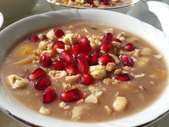 Muharrem aynn gelmesiyle birlikte sofralarda birlik, bereket ve paylamn sembol olan aure yerini ald. Yzyllardr sregelen bu gelenek, farkl malzemelerin bir araya gelerek tek bir lezzette bulumasn simgeliyor.    Aure, buday bata olmak zere nohut, kuru fasulye, kuru zm, incir, kays ve nar gibi birok malzemenin birlikte piirilmesiyle hazrlanyor. Her evde farkl malzemelerle zenginleen bu tatl, hem damaklara hem kalplere hitap ediyor.