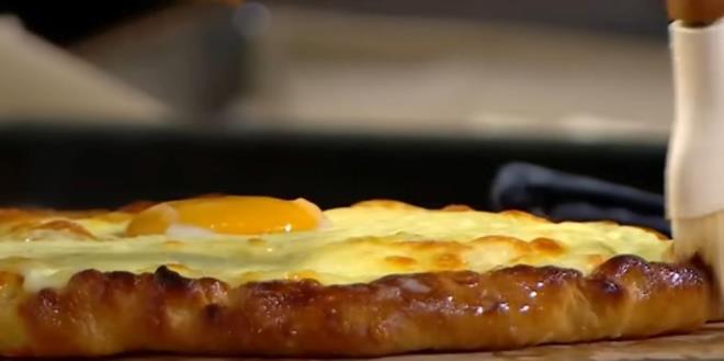 Yumurtal Trabzon yalamas; ince alm zel hamurun iine kolot veya tel peynir gibi eriyen peynirler konulup frnda piiriliyor, son aamada ise ortasna krlan yumurta ile hem grsel hem de lezzet asndan zenginletiriliyor.