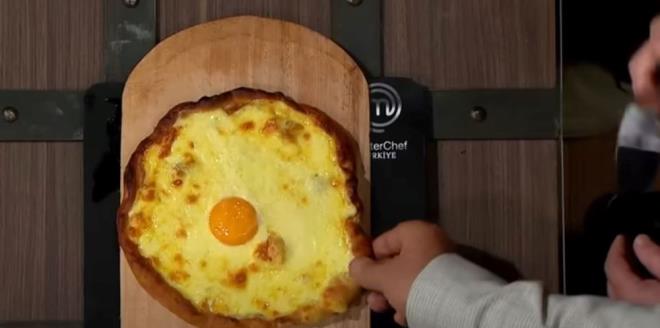 TRABZON YALAMASI NASIL YAPILIR?    1. Hamurun Yapm    Unu geni bir kaba al. Tuz ve mayay ekle, kartr. Ortasn havuz gibi ap lk suyu ve sv ya yava yava ekleyerek your. Ele yapmayan, yumuak kvaml bir hamur elde et. zerini rtp 30?45 dakika kadar dinlendir.    2.  Harcn Hazrl    Peyniri rendele. Oda scaklnda yumuam tereya ile kartr.    3. Yalnn ekillendirilmesi    Hamurdan portakal byklnde bezeler al. Hafif unlu zeminde uzun ince (kayk eklinde) a. Ortasna peynirli hartan yayp kenarlarn hafife ie kvr. Kenarlarna yumurta sars srebilirsin (istee bal).    4. Frnlama    nceden stlm 220C frna yerletir. 6?7 dakika sonra frndan kar, ortasna yumurtay dikkatlice kr. Tekrar frna ver, yumurtann beyaz piene kadar 2?3 dakika daha tut.    5. Servis    Frndan knca zerine bir tatl ka tereya gezdir. Scak scak servis edin.