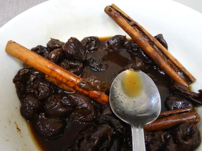 KABIZLII YENMEK N KURU ERK SUYU    Milyonlarca insan kabzlktan muzdariptir. Lif bakmndan fakir ve ar ilenmi gdalar ve ekerle dolu bir diyet bunu sadece hzlandrr. Hzl bir zm m istiyorsunuz? Dr. Sethi kuru erik suyunu neriyor. "Kabzlk iin en iyi iecek kuru erik suyudur" diyor. Kuru erik, lif ve doal bir mshil olan sorbitol asndan zengindir ve dknn yumuamasna ve dzenli barsak hareketlerinin tevik edilmesine yardmc olur. almalar ayrca kuru erik suyunun hafif ila orta iddette kabzl gidermede etkili olduunu gstermektedir.