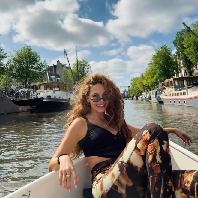 AMSTERDAM'A GTTLER    likilerini gzlerden uzak tutan nl ift, tatil iin arkadalaryla Hollanda'nn bakenti Amsterdam'a gitti.