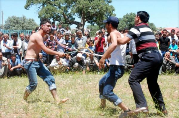 <P>Sabahn erken saatlerinden itibaren evre kylerden ve Diyarbakr'dan ok sayda kii Duranbeyi kyne geldi</P>