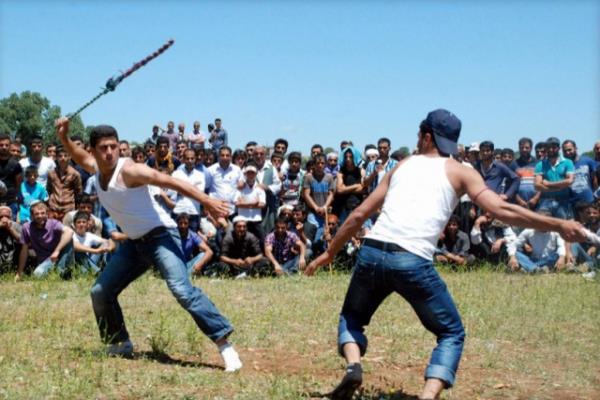 <P>Hasatlarnn verimli olmas iin dua eden kyller, 800 yllk gelenei bir kere daha yaatt. Etkinlie katlanlar meydanda halka oluturarak, 'Karmii' ad verilen oyunu oynad. ki gruba ayrlan erkekler, srayla kamy alarak meydanda birbirlerine vurdu. zellikle genlerin ilgi gsterdii oyunda g gsterisi yaplrken, elindeki kamy dren taraf oyunu kaybetti. 'Karmii' oyununda, birbirlerini kyasya dven kylleri, zaman zaman hakem ve kyn ileri gelenleri araya girerek ayrd.</P>