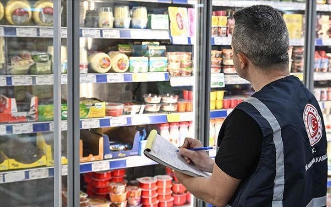 Vatandalarn salkl gdaya erimesi iin Tarm ve Orman Bakanl yapt denetimler sonras uygunsuz olan rnleri ifa etmeye devam ediyor. Son yaplan gncellemeyle birlikte birok rn listeye dahil edildi. Bakanln yaynlad son tai listesinde, stanbul Tuzla'da bulunan Mehur Saryer Brekisi'nin (Hasan zcan) rnlerinde sakatat (talk) tespit edildii yer ald.