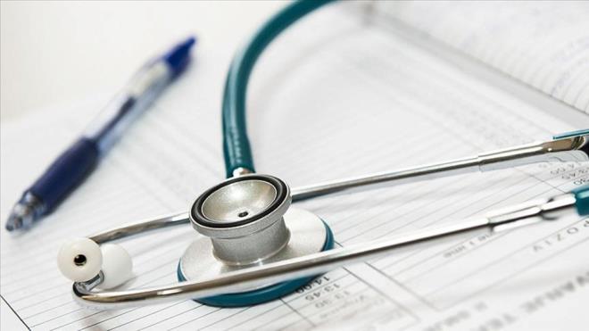 Salk raporu eitli nedenlerle ve aamalarda isteniyor. En sk karlalan ise src belgesi ve ie giri iin talep edilen salk raporlardr. Ehliyet alacak veya src belgesini yenileyeceklerle, yeni bir ie balayacaklar 2025 gncel salk raporu cretlerini ve deme eklini aratryor. te, salk raporu demesine dair merak edilenler...