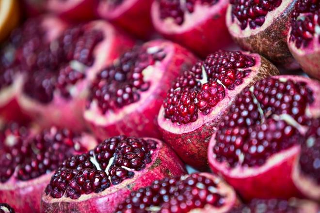 VTAMN VE MNERAL ER    Vitamin asndan nar, yaban mersinine kyasla daha avantajl. 100 gramnda yaklak 16 mg C vitamini bulunan nar, baklk sistemi ve cilt sal iin nemli bir kaynak sunuyor. Ayrca K vitamini ve potasyum asndan da zengin. Yaban mersini ise 100 gramda yaklak 10 mg C vitamini ieriyor; buna ek olarak kemik sal iin faydal K vitamini ve manganez ieriyor.