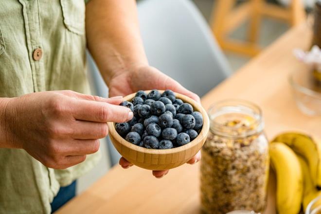 LF VE SNDRM    Nar, yksek lif ieriiyle sindirim sistemini destekliyor. 100 gramnda yaklak 4 gram lif barndran nar, hem znr hem de znmez lif kaynaklarn bir arada sunuyor. Bu sayede uzun sre tokluk hissi salyor, barsak hareketlerini dzenliyor ve kolesterol seviyelerini dengelemeye yardmc oluyor. Yaban mersini ise 2,5 gram civarnda, daha ok znr lif ieriyor.