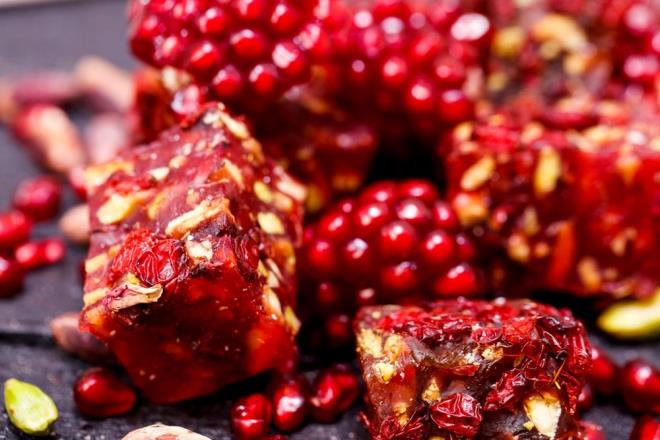 EKER ER    Kan ekeri seviyelerine dikkat edenler iin glisemik indeks (GI) nemli bir lt. Nar, 100 gramda yaklak 13 gram doal eker ierirken GI deeri 35-40 arasnda. Buna karlk yaban mersini daha dk eker ieriine (10 gram) ve 25 gibi dk bir GI deerine sahip. Bu da onu diyabet hastalar ve inslin direnci olanlar iin daha uygun klyor.