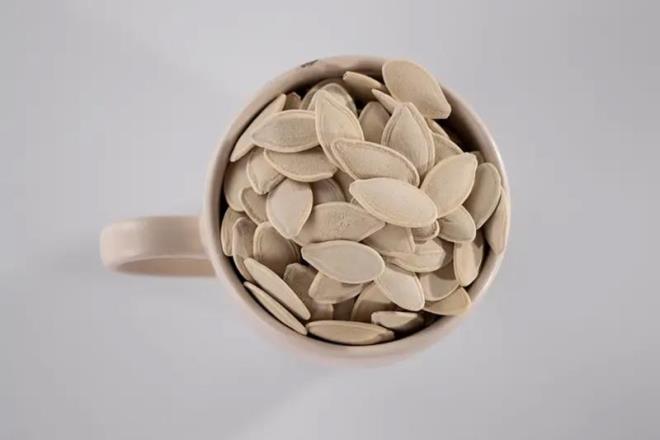 KLO KAYBINA Y GELR  <p>    Kabak ekirdei protein ve lif asndan zengindir. Uzun sre tok hissetmemizi salarlar, yiyecek almmz azaltrlar ve sonunda tketilen kalori miktarn azaltrlar. Bu, arln azaltlmasna yardmc olur.